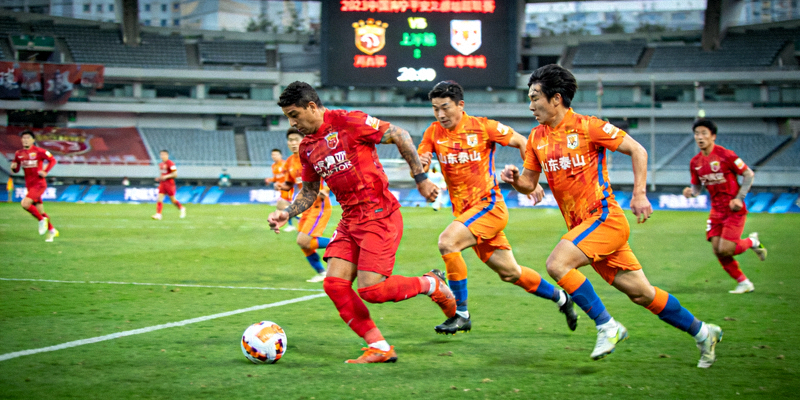 中超足球比赛直播画面 - 上海海港队与山东泰山队球员在比赛中